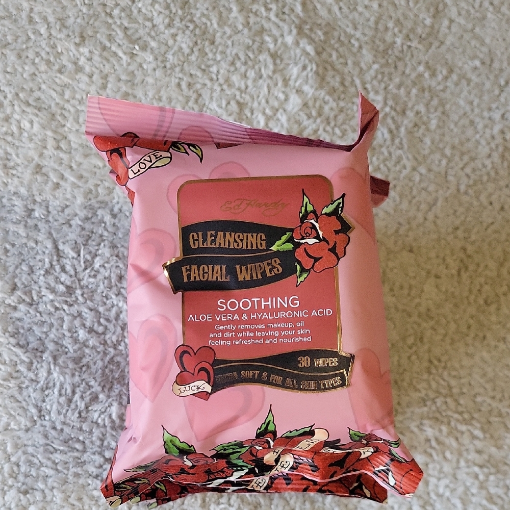 Ed Hardy Pink Cleansing Facial Wipes 4 Pack. - Picture 1 of 2